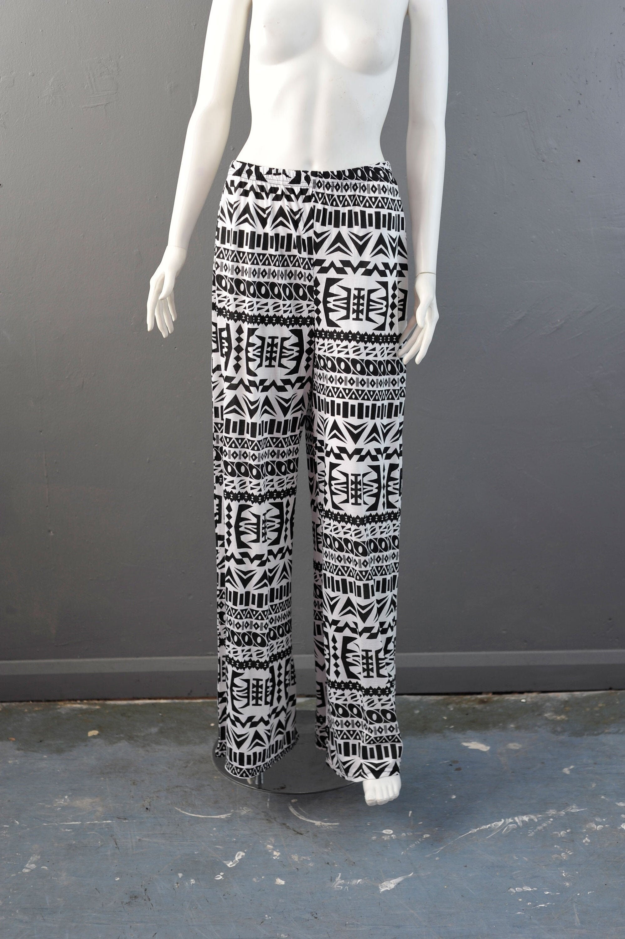 Wide Legs Pants Outfit (4 Ideas) - Merrick's Art | Wide leg pant outfit, Wide  leg outfit, Legs outfit