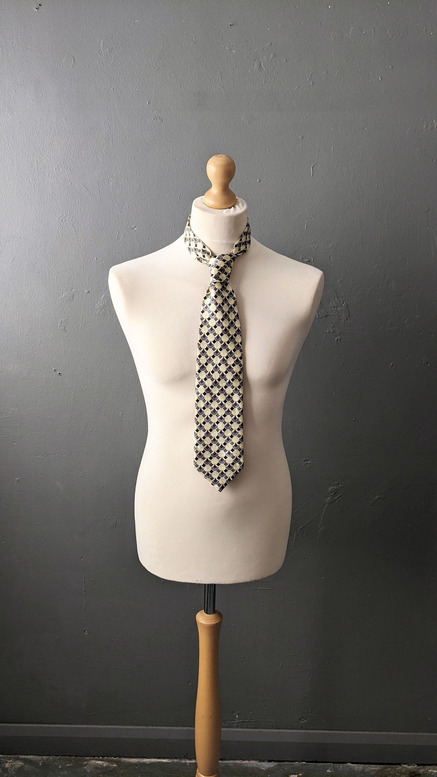Vintage Deco Scales Tie, Wide Mayvet Necktie